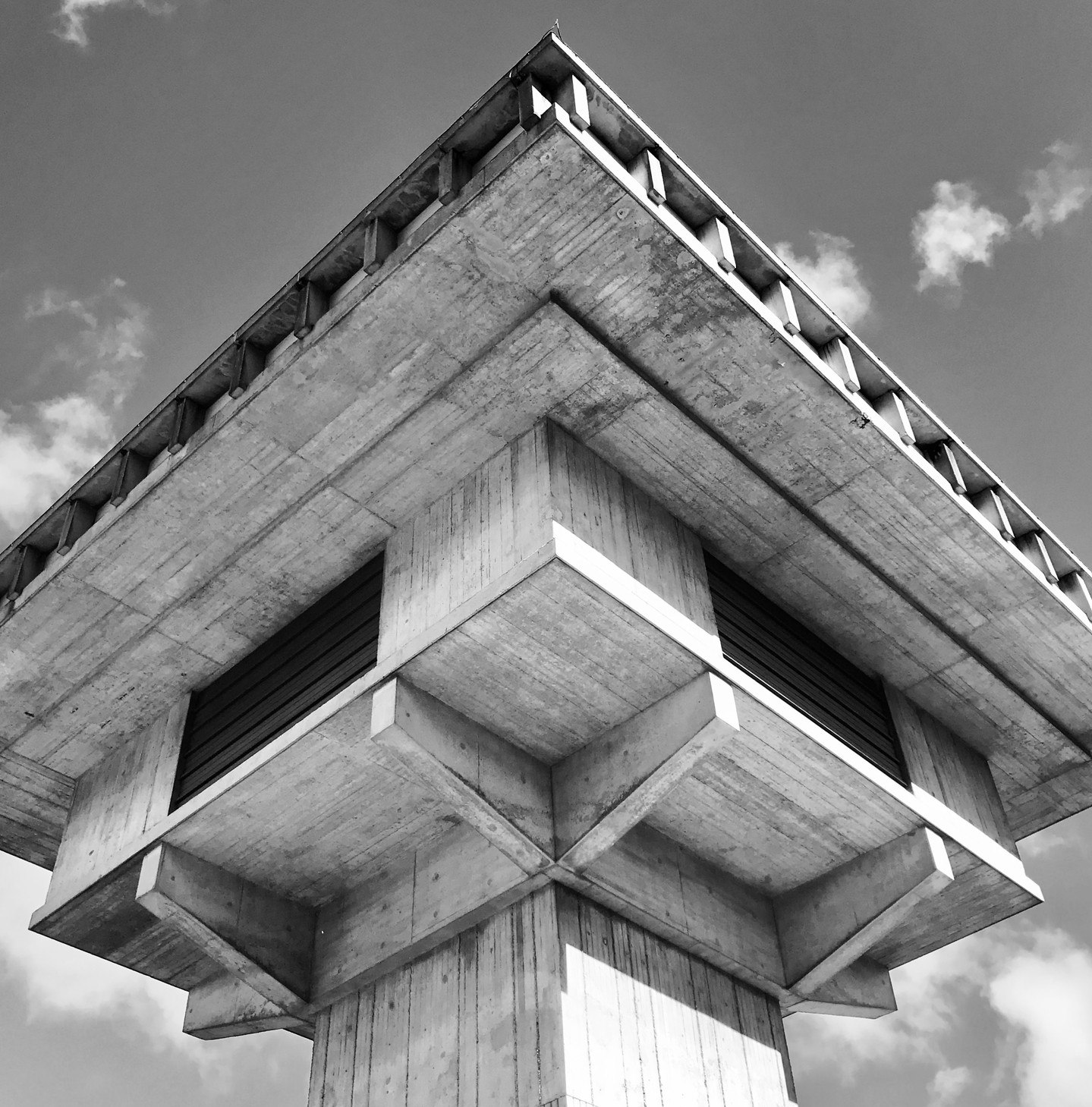 نمای خارجی برج بتنی استرن‌تورن در پارک علم اوترخت هلند با سبک معماری بروتالیسم و بدنه بتن خام.