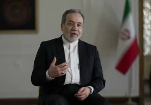 عراقچی: آمریکا به تاسیسات هسته‌ای ایران حمله کند ما هم به پایگاه‌های نظامی آنها حمله می‌کنیم، فرقی هم نمی‌کند پایگاه‌ها کجا باشند (فیلم)