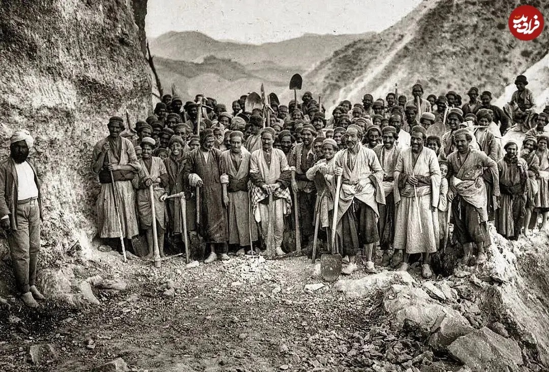 عکس یادگاری کارگران جاده چالوس؛ سال 1312