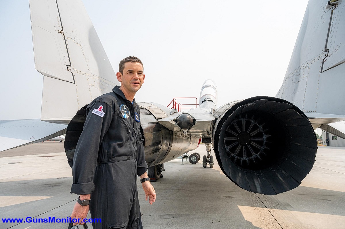 جرد آیزاکمن سوار بر جنگنده قدرتمند