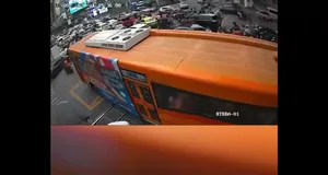 لحظه برخورد مرگبار قطار با اتوبوس در تایلند