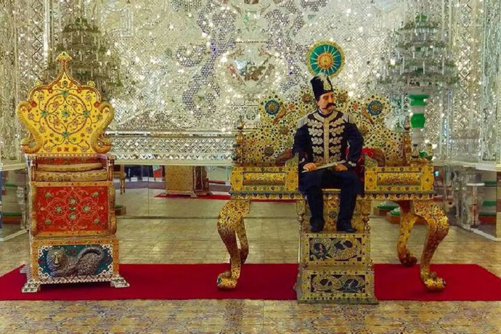ماکت تخت طاووس در کاخ گلستان. تخت طاووس اصلی تا سال ۱۳۶۰ در کاخ گلستان نگهداری می‌شود، اما پس از آن به موزه جواهرات ملی ایران، واقع در خزانه بانک مرکزی در تهران انتقال پیدا کرد.