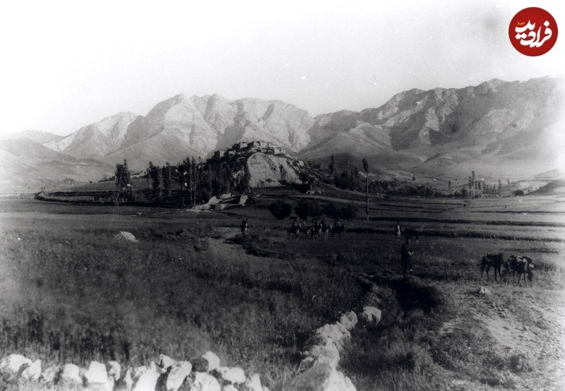 در اینجا تصویری از روستای گریوان در استان خراسان را در زمان حکومت ناصرالدین شاه قاجار ملاحظه می‌کنید. میرزا عبدالله قاجار که این عکس را گرفته، در حاشیۀ آن نوشته است که منظرۀ این روستا را باید حتما در یک پردۀ نقاشی ثبت کرد.