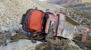 رانش زمین در ایذه–دزپارت؛ کامیون ناگهان به دره سقوط کرد (فیلم)