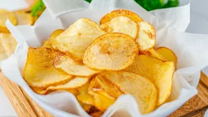 طرز تهیه چیپس نمکی ساده و خوشمزه با تمام نکات!