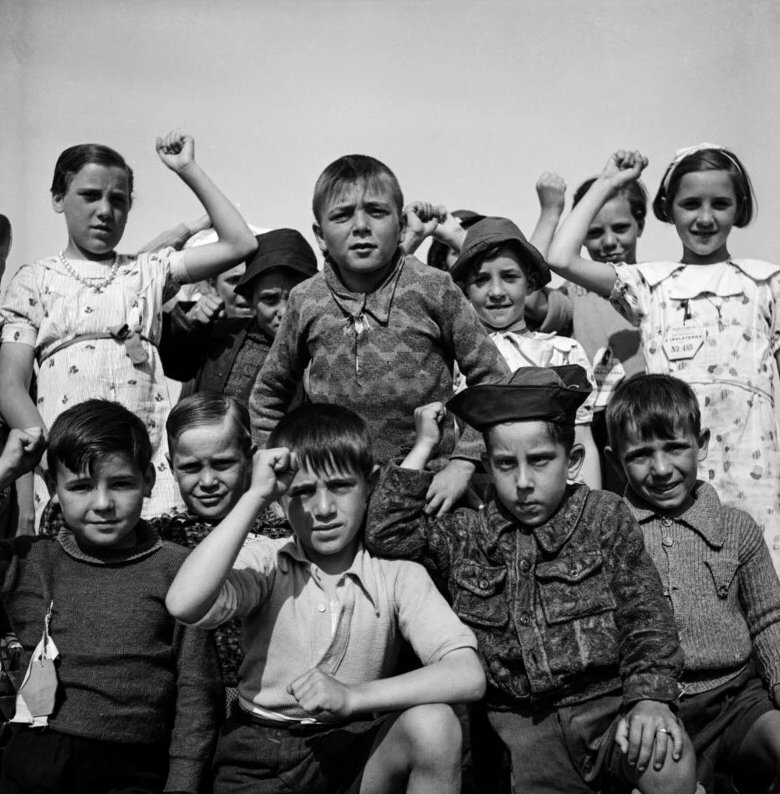 کودکان پناهجوی باسکی، اردوگاه نورت استونهام، همپشایر، ۱۹۳۷، اثر ادیت تودور-هارت با اجازه‌ی دارندگان حق نشر: پیتر سوشیتسکی، جولیا دونات و میشا دونات.
