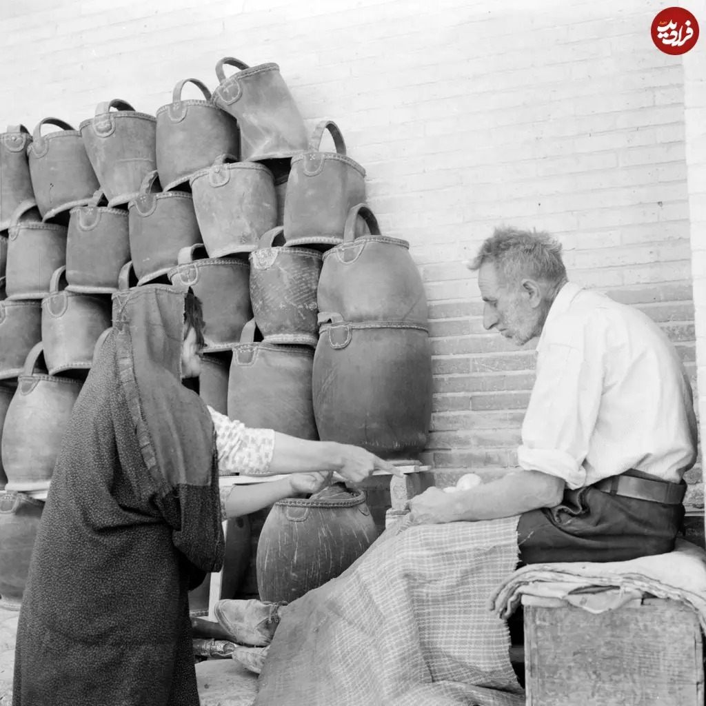 مغازۀ فروش «سطل‌هایی که از لاستیک ماشین درست شده بودند»؛ اصفهان، دهۀ 1330