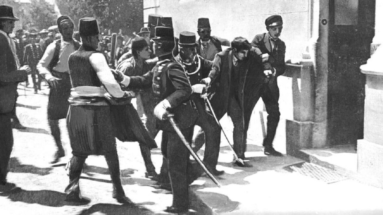 دستگیری مظنون پس از ترور. فرد دستگیرشده یک رهگذر بی‌گناه بود که به اشتباه دستگیر شد اما اغلب به اشتباه به عنوان چابرینوویچ یا پرینسیپ شناسایی می‌شود.