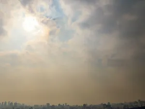 وضعیت قرمز آلودگی هوا در سه شهر صنعتی استان مرکزی برای تمام سنین
