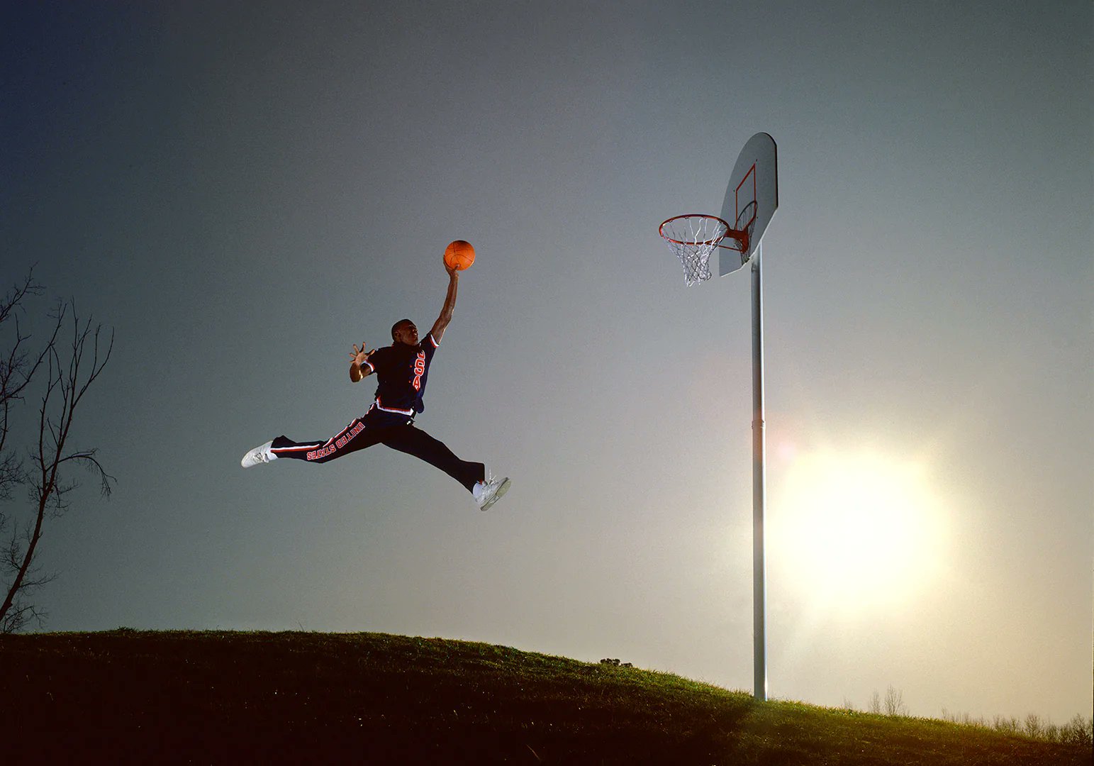 مایکل جردن برای ثبت عکس معروف Jumpman در هوا اوج می گیرد. شرکت نایکی سال 1984 تنها 150 دلار آمریکا به عکاس، جاکوبوس «کو» رنت میستر، برای حق استفاده از این عکس پرداخت کرد.