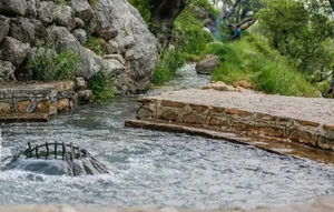 این چشمه با ذوب شدن برف ها نمایان می شود