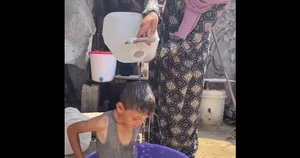تلاش آوارگان فلسطینی برای فرار از گرمای طاقت‌فرسای تابستان
