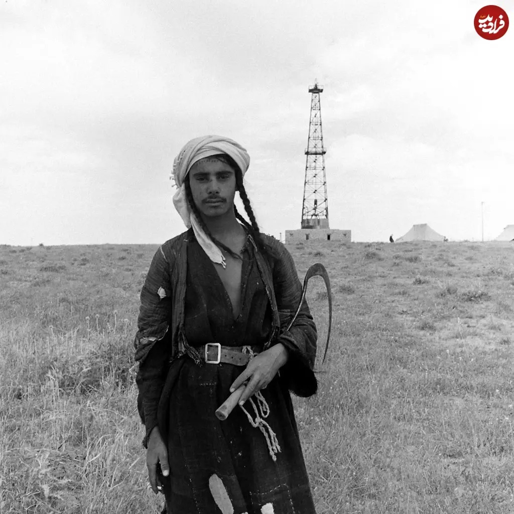 در اینجا تصویری از یک جوان اهل جنوب ایران را در کنار یکی از چاه‌های نفت در سال 1324 ملاحظه می‌کنید.