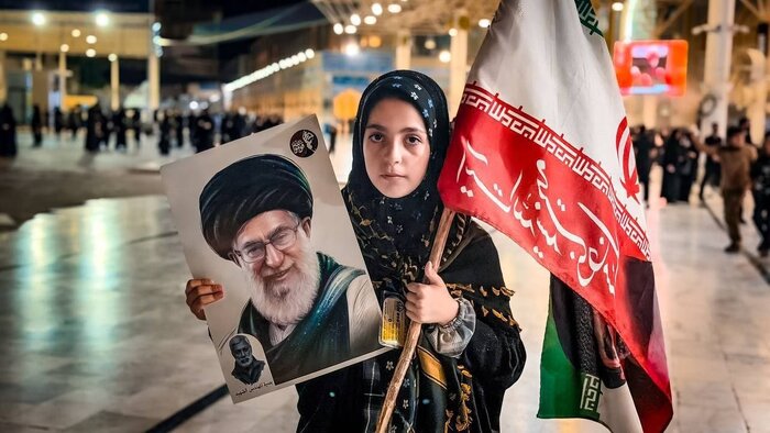 دختر بچه عراقی در انتظار مراسم تشییع