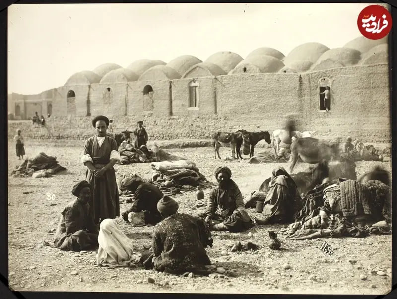 در اینجا تصویری از یک کاروانسرا را در دوران قاجار ملاحظه می‌کنید. برخی از مسافرانی که شب قبل را در کاروانسرا مانده‌اند نیز در تصویر دیده می‌شوند.