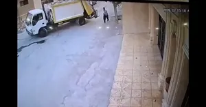 حرکت ارزشمند رفتگر ایلامی هنگام جمع‌کردن زباله‌ها