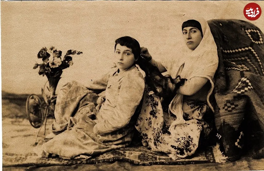 در اینجا عکس جالبی از دوران قاجار را ملاحظه می‌کنید که احتمالا توسط آنتوان سوروگین عکاس معروف آن دوران در آتلیۀ شخصی‌اش ثبت شده است. در این عکس دو دختر ایرانی را می‌بینیم که یکی از آن‌ها در حال بافتن موهای دیگری است.