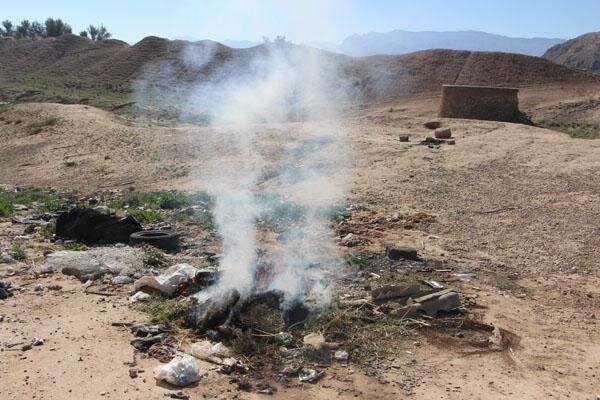 آتش زدن زباله در کنار دارابگرد