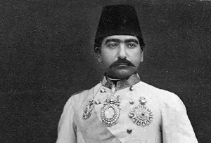 تصویری از پسر ناصرالدین شاه با لباس سنتی قاجاری
