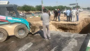 ترکیدگی خط انتقال آب در مشهد و فرونشست ۵۰ متری زمین (+عکس)