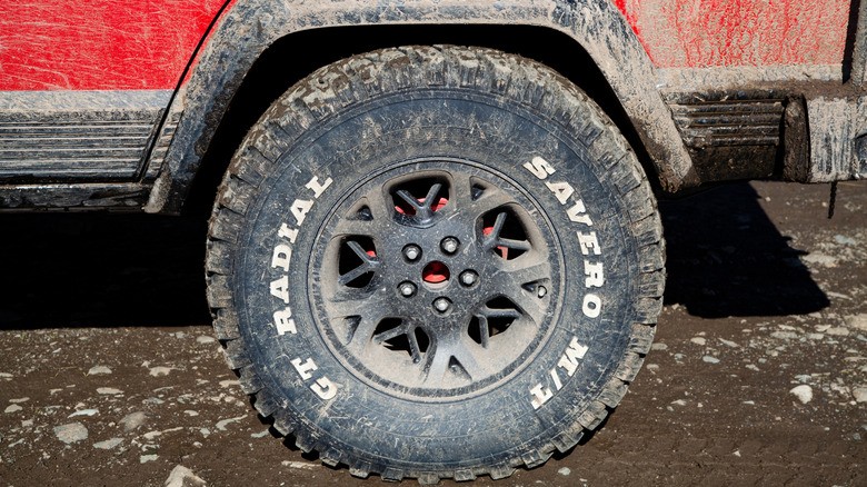 لاستیک‌های MT (Mud-Terrain): فرمانروای مسیرهای سخت
