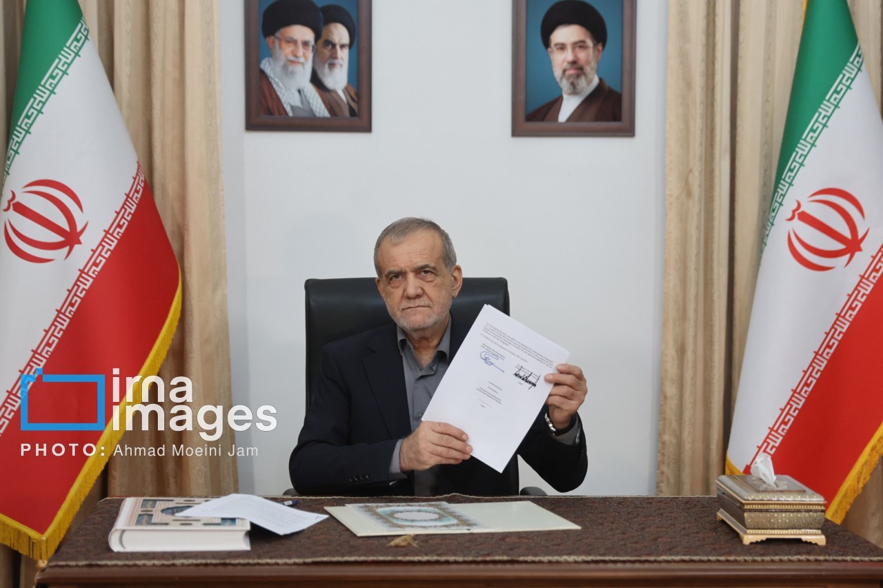 پزشکیان در حال امضای توافق با امریکا (عکس)